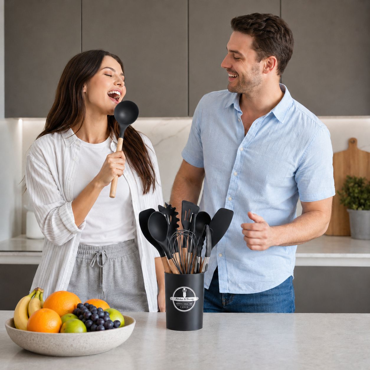 Lifestyle φωτογραφία σετ εργαλείων κουζίνας σιλικόνης μαύρο με ζευγάρι σε μοντέρνα κουζίνα