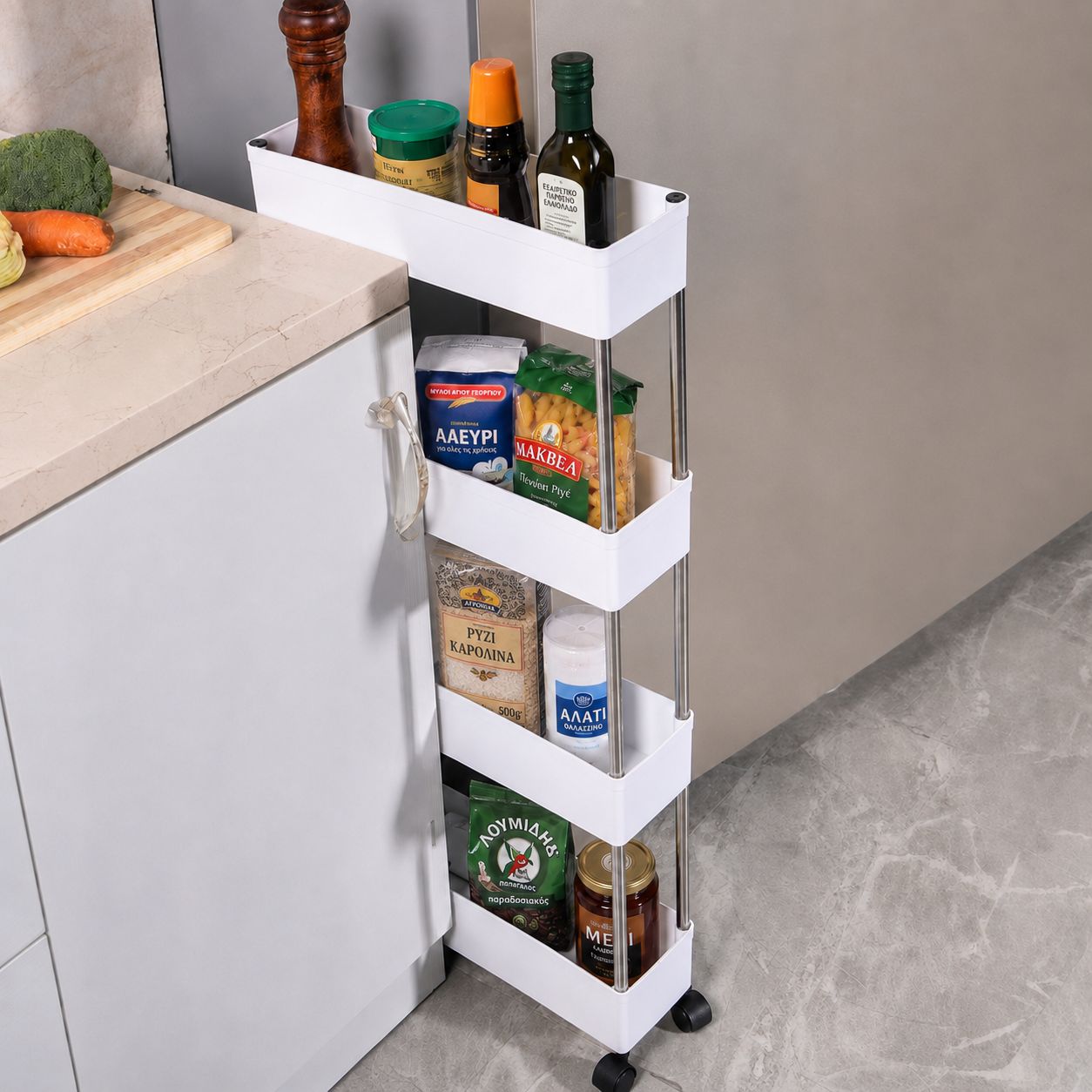 Τρόλεϊ κουζίνας 4 ραφιών δίπλα σε ντουλάπι με τρόφιμα, λάδι και μπαχαρικά